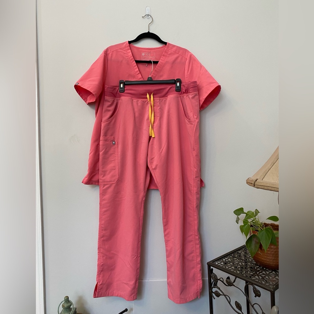 Figs Coral Scrub Set with Yellow Drawstring